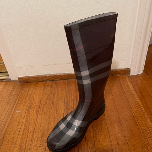 Burberry rain boots - Picture 3 of 4